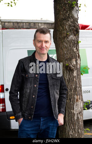 Dundee, Tayside, Scotland, Regno Unito. Il 17 maggio 2017. Anni ottanta del gruppo rock Simple Minds arrivano a Dundee per la partenza del tour del Regno Unito. Ged Grimes, bassista chitarrista che arrivano al di fuori di Caird Hall Back Stage entrata prima del concerto dal vivo alle 19.30 di oggi. Credits: Dundee fotografico / Alamy Live News Foto Stock