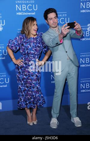 America Ferrera, Ben Feldman presso gli arrivi a 2017 NBCUniversal iniziali di presentazione, Radio City Music Hall di New York, NY Maggio 15, 2017. Foto di: Kristin Callahan/Everett Collection Foto Stock