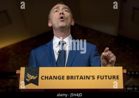 Londra, Regno Unito. Il 17 maggio 2017. Tim Farron, il gruppo del Partito europeo dei liberali democratici leader, lancia il suo partito generale del manifesto elettorale. © Guy Corbishley/Alamy Live News Foto Stock