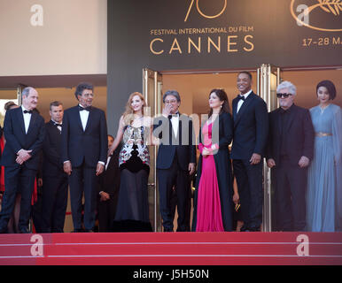 Cannes, Francia. Il 17 maggio 2017. I membri della giuria durante la cerimonia di apertura e Ismael i fantasmi (Les Fantômes D'ismaël) screening di gala, al settantesimo Cannes Film Festival mercoledì 17 maggio 2017, Cannes, Francia. Photo credit: Doreen Kennedy/Alamy Live News Foto Stock