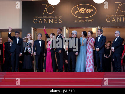 Cannes, Francia. Il 17 maggio 2017. I membri della giuria durante la cerimonia di apertura e Ismael i fantasmi (Les Fantômes D'ismaël) screening di gala, al settantesimo Cannes Film Festival mercoledì 17 maggio 2017, Cannes, Francia. Photo credit: Doreen Kennedy/Alamy Live News Foto Stock