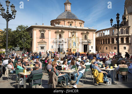 I turisti di pranzare in Plaza de la Virgen, a Valencia, in Spagna. Foto Stock