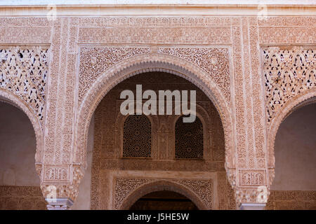 Il patio del Cuarto Dorado, Palacios Nazaríes, La Alhambra di Granada, Spagna: questa facciata è l'ingresso alla zona residenziale privata di ​​the palace. Foto Stock