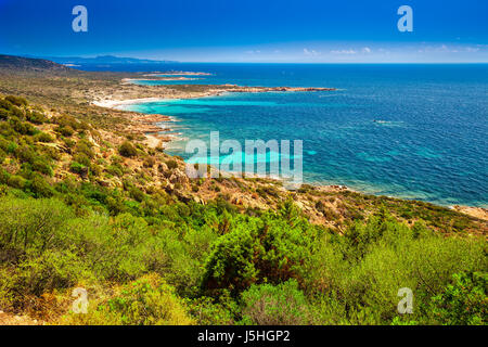 Incredibile la Corsica costa con spiaggia rocciosa e tourquise acqua chiara vicino a Ajaccio, Corsica, Francia, Europa. Foto Stock