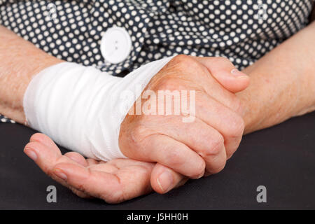 In prossimità di una mano senior con contusione al polso Foto Stock