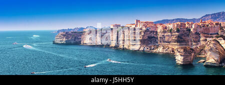 Bonifacio cittadina sulla splendida roccia bianca scogliera con Baia Mare, Corsica, Francia, Europa. Foto Stock
