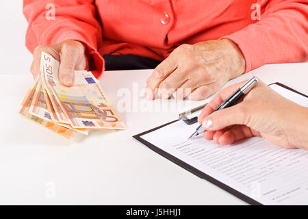 Donna senior di pagare per le sue fatture mediche Foto Stock