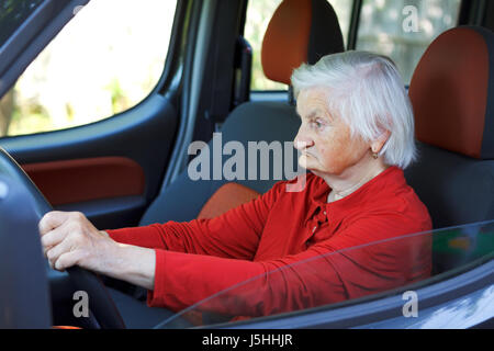 Immagine di un fiducioso senior donna alla guida di una vettura Foto Stock