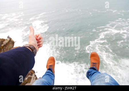 Gambe di viaggiatori sulla cima della montagna Foto Stock