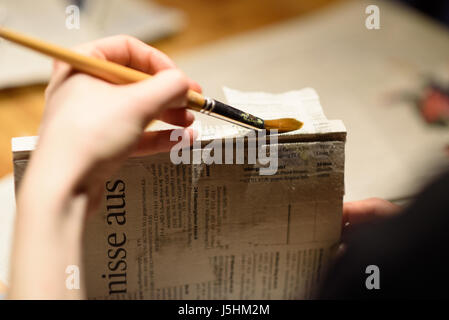 Ragazza dipinto o intonacatura di un libro Foto Stock