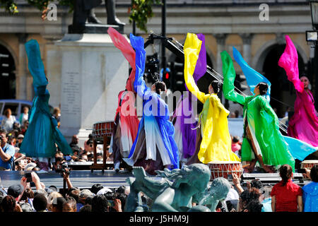 London, Regno Unito - 9 Agosto 2015: di etnia coreana ballerini eseguono danza tradizionale in coreano la festa a Trafalgar Square, spettatori presenti. Foto Stock