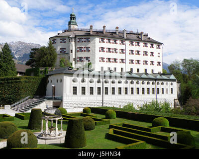 Il castello di Ambras, un imponente castello sulla sommità della collina di Innsbruck, Austria Foto Stock