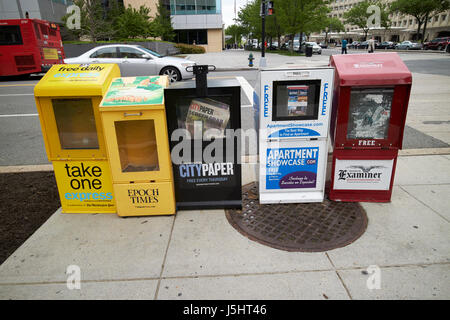 Giornale gratuito sorge sul marciapiede Washington DC USA Foto Stock