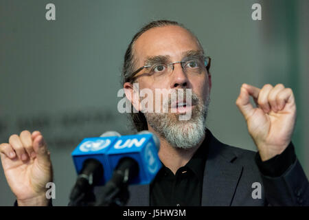 Il dott. Astro Teller, CEO di Google X, è visto parlando con la stampa. In seguito i due giorno lungo Forum sulla scienza, la tecnologia e l innovazione in relazione a obiettivi di sviluppo sostenibile (SDG), l'Organizzazione delle Nazioni Unite ha ospitato una speciale "DG Evento di azione " tecnologia e innovazione che ha riunito technology corporation dirigenti, accademici e politici. In seguito all'apertura discorsi programmatici dall Assemblea Generale Presidente Peter Thomson, relatori Astro Teller (Google X), Peter Diamandis (X Prize Foundation e Singularity University) e Justine Cassell (Carnegie Mellon Unive Foto Stock