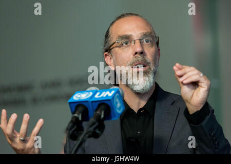 Il dott. Astro Teller, CEO di Google X, è visto parlando con la stampa. In seguito i due giorno lungo Forum sulla scienza, la tecnologia e l innovazione in relazione a obiettivi di sviluppo sostenibile (SDG), l'Organizzazione delle Nazioni Unite ha ospitato una speciale "DG Evento di azione " tecnologia e innovazione che ha riunito technology corporation dirigenti, accademici e politici. In seguito all'apertura discorsi programmatici dall Assemblea Generale Presidente Peter Thomson, relatori Astro Teller (Google X), Peter Diamandis (X Prize Foundation e Singularity University) e Justine Cassell (Carnegie Mellon Unive Foto Stock