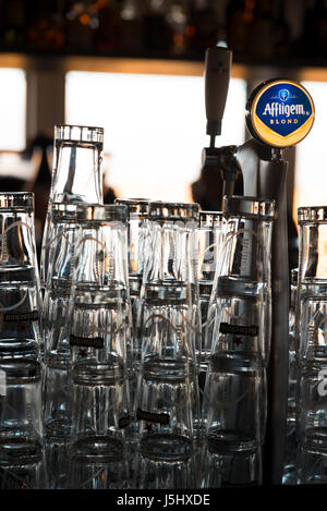 AMSTERDAM, Paesi Bassi - 9 Maggio 2017: bicchieri impilati uno accanto ad un rubinetto di birra alla spina in un bar di Amsterdam Foto Stock