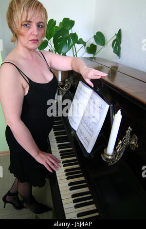 Donna al pianoforte Foto Stock