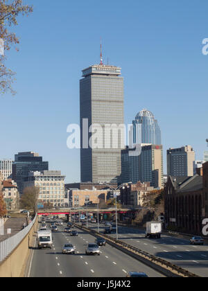 Guardando verso est lungo la Massachusetts Turnpike verso Boston's Back Bay district. Foto Stock