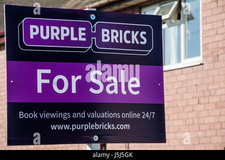 Un viola mattoni per la vendita di segno. Shropshire, West Midlands, Regno Unito. Foto Stock