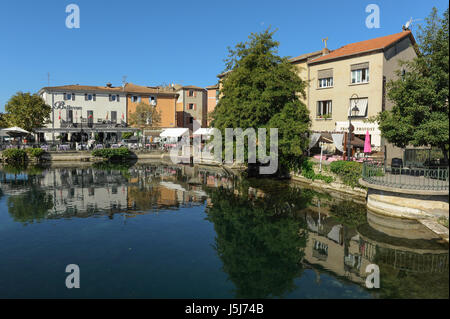 Riverside case, ristoranti e bar, l'Isle sur la Sorgue, Francia Foto Stock