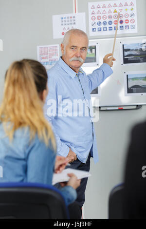 Signora in strada lezione teoria Foto Stock