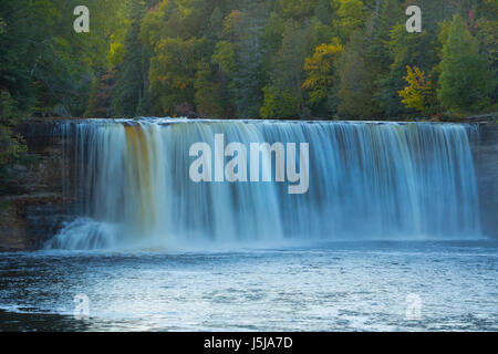 Tomaia Tahquamenon Falls in Tahquamenon Falls State Park nella Penisola Superiore del Michigan.. Stati Uniti d'America Foto Stock