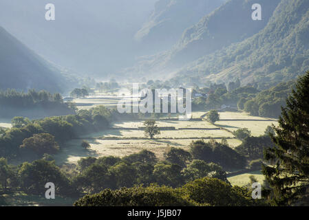 Una nebbiosa Borrowdale valley la mattina presto in tarda estate. Parco Nazionale del Distretto dei Laghi, Cumbria, Regno Unito Foto Stock