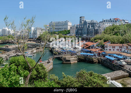 Porto di pesca o di Port Vieux, e la chiesa Sainte Eugenie, Biarritz, Francia, Europa Foto Stock