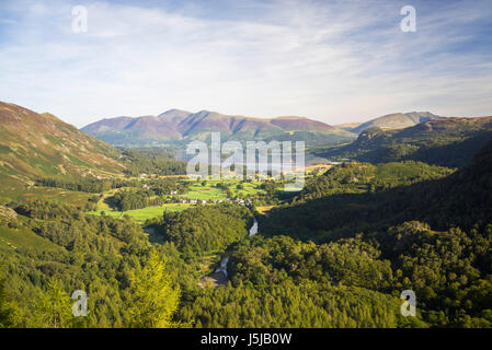 Vista su Derwentwater di Skiddaw dalla rupe del castello, Borrowdale, Lake District, Cumbria, Regno Unito Foto Stock