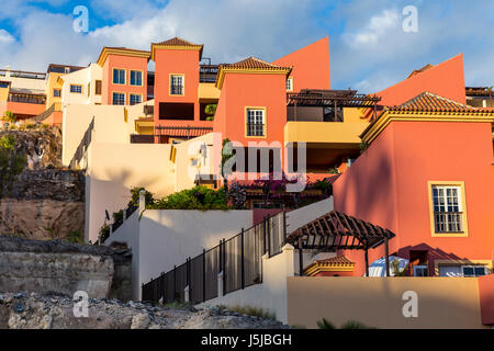 Colorate case vacanza su una collina a Tenerife, Spagna Foto Stock