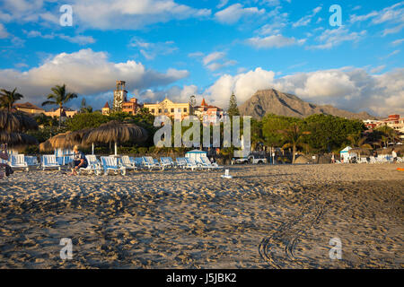 Vista del Vulcano Teide dalla Playa del Duque in Costa Adeje, Tenerife, Spagna Foto Stock