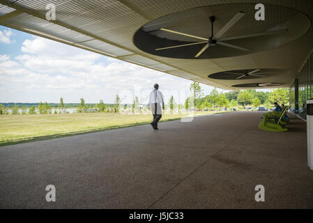 Uomo che cammina sul portico presso il centro visitatori di Shelby Farms Park vicino a Memphis, Tennessee Foto Stock