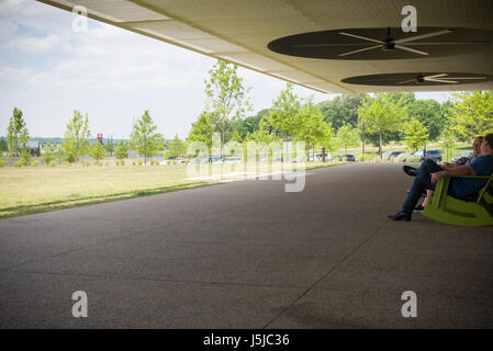 Relax su una soleggiata giornata di primavera nel ventilatore bruciato sedie a dondolo a Shelby Farms Visitor Center. Vicino a Memphis, Tennessee Foto Stock