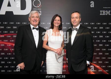 (Sinistra-destra) Paolo Drechsler, Presidente CBI, Carolyn Fairbairn, direttore generale della CBI, e Lionel Barber, redattore del Financial Times, partecipare alla CBI cena annuale presso Grosvenor House Hotel, nel centro di Londra. Foto Stock