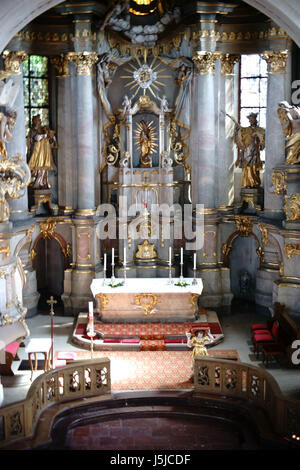 Mainz, Germania - 14 Maggio 2017: Il pomposo altare del Santo Stefano chiesa con oro decorate con arte sacra su Aprile 20, 2017 in Mainz. Foto Stock