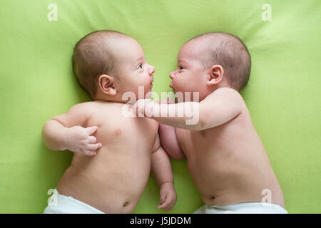 Due baby boys fratelli gemelli Foto Stock