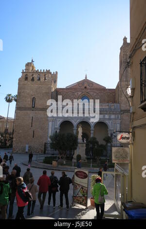 Bella chiesa di monreale in provincia di Palermo, in Sicilia Isola, Italia.su un quadrato, design interessante e la facciata. Foto Stock