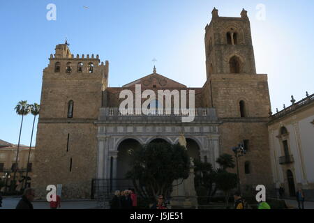 Bella chiesa di monreale in provincia di Palermo, in Sicilia Isola, Italia.su un quadrato, design interessante e la facciata. Foto Stock