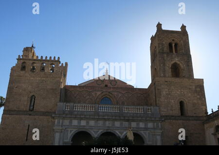 Bella chiesa di monreale in provincia di Palermo, in Sicilia Isola, Italia.su un quadrato, design interessante e la facciata. Foto Stock