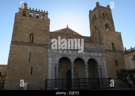 Bella chiesa di monreale in provincia di Palermo, in Sicilia Isola, Italia.su un quadrato, design interessante e la facciata. Foto Stock