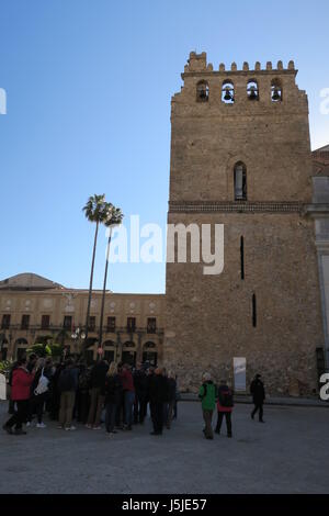 Bella chiesa di monreale in provincia di Palermo, in Sicilia Isola, Italia.su un quadrato, design interessante e la facciata. Foto Stock