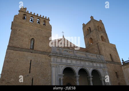 Bella chiesa di monreale in provincia di Palermo, in Sicilia Isola, Italia.su un quadrato, design interessante e la facciata. Foto Stock