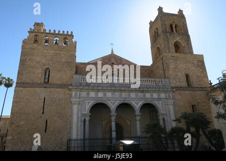 Bella chiesa di monreale in provincia di Palermo, in Sicilia Isola, Italia.su un quadrato, design interessante e la facciata. Foto Stock