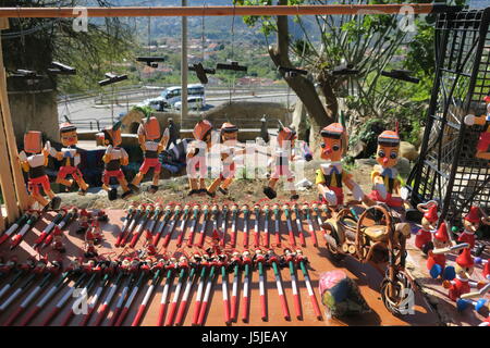 Giocattoli di legno sul mercato a Monreale, provincia di Palermo, in Sicilia, Italia. Foto Stock