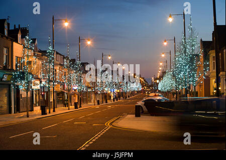 Notte tempo su Ocean Road, South Shields Foto Stock