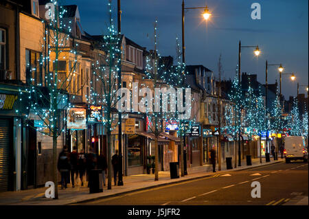 Notte tempo su Ocean Road, South Shields Foto Stock