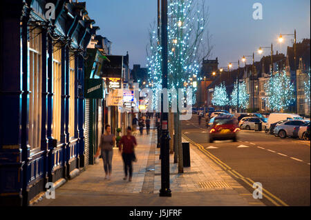 Notte tempo su Ocean Road, South Shields Foto Stock