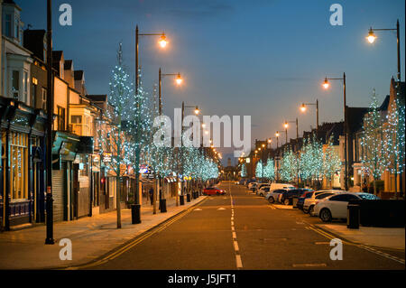 Notte tempo su Ocean Road, South Shields Foto Stock