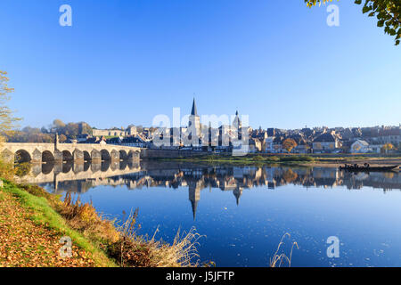 Francia, Nièvre, La Charite sur Loire in autunno al mattino Foto Stock