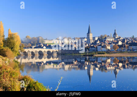 Francia, Nièvre, La Charite sur Loire in autunno al mattino Foto Stock